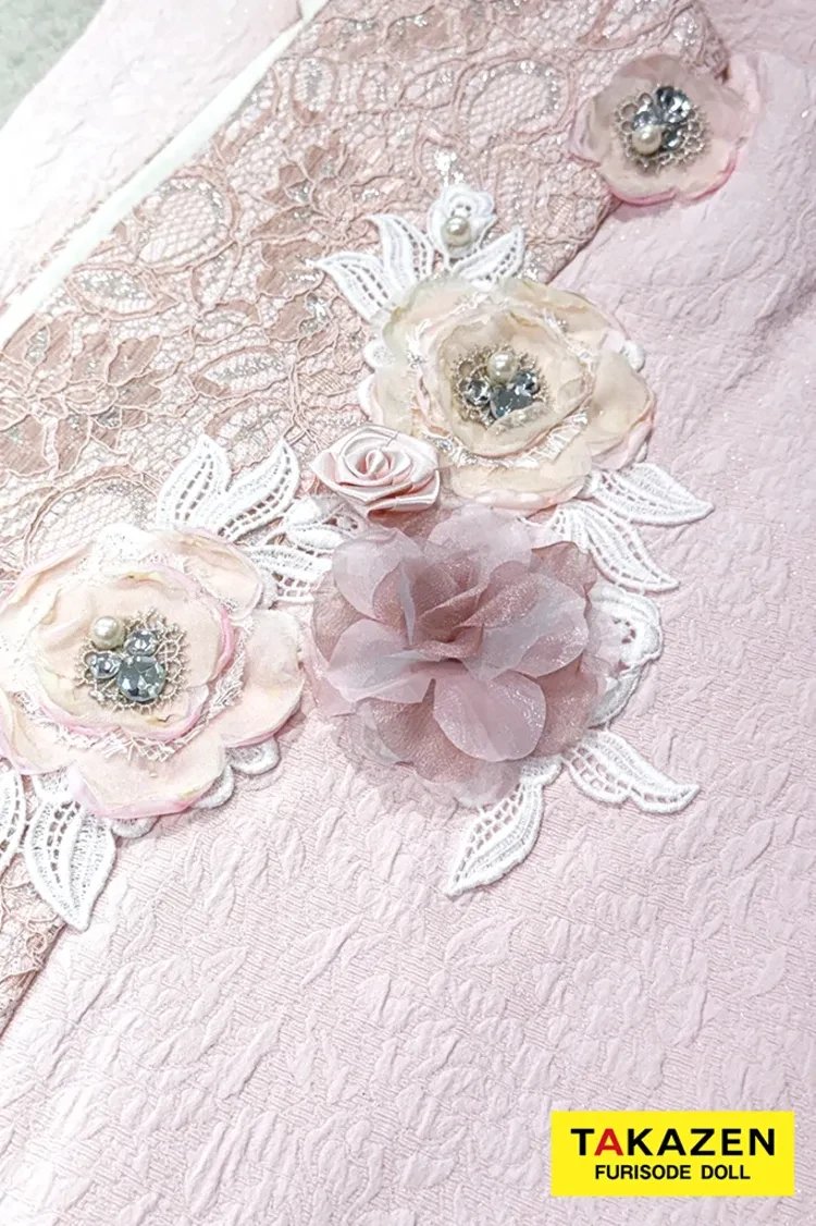 TAKAZENのレンタル振袖 最新作ヘップバーン　ミニョン　ピンク　立体花/レース　一番かわいい　フレンチガーリー　キラキラビジュー付き　人とかぶらない　レースインナーコーデ　香音【通販可】27006