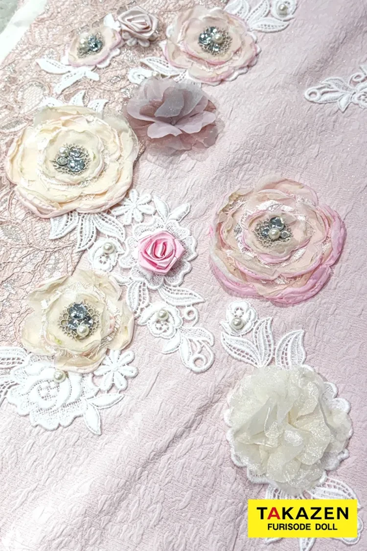 TAKAZENのレンタル振袖 最新作ヘップバーン　ミニョン　ピンク　立体花/レース　一番かわいい　フレンチガーリー　キラキラビジュー付き　人とかぶらない　レースインナーコーデ　香音【通販可】27006