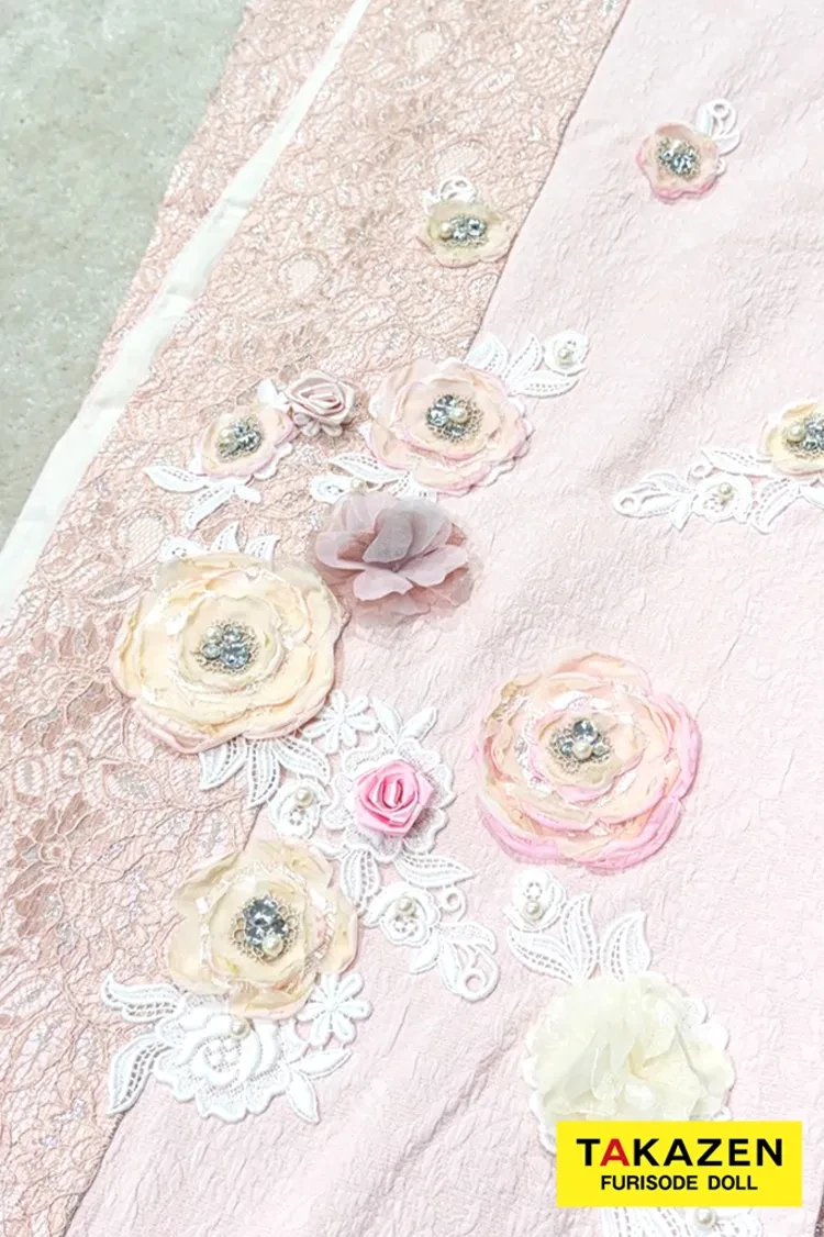 TAKAZENのレンタル振袖 最新作ヘップバーン　ミニョン　ピンク　立体花/レース　一番かわいい　フレンチガーリー　キラキラビジュー付き　人とかぶらない　レースインナーコーデ　香音【通販可】27006
