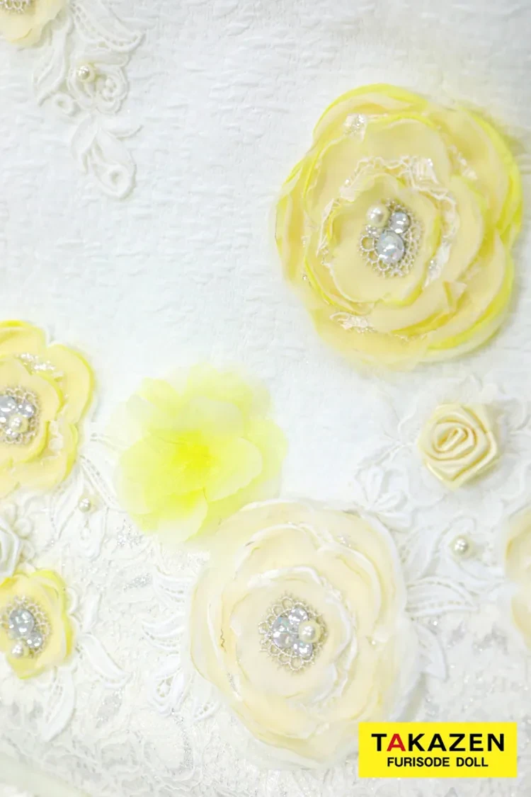 TAKAZENのレンタル振袖 最新作ヘップバーン ミニョン 白/イエロー 立体花/レース キラキラ かわいい フレンチガーリー ビジュー付き エレガント レースインナーコーデ 香音【通販可】27007