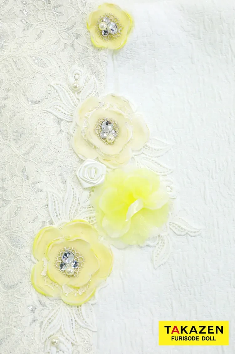TAKAZENのレンタル振袖 最新作ヘップバーン ミニョン 白/イエロー 立体花/レース キラキラ かわいい フレンチガーリー ビジュー付き エレガント レースインナーコーデ 香音【通販可】27007