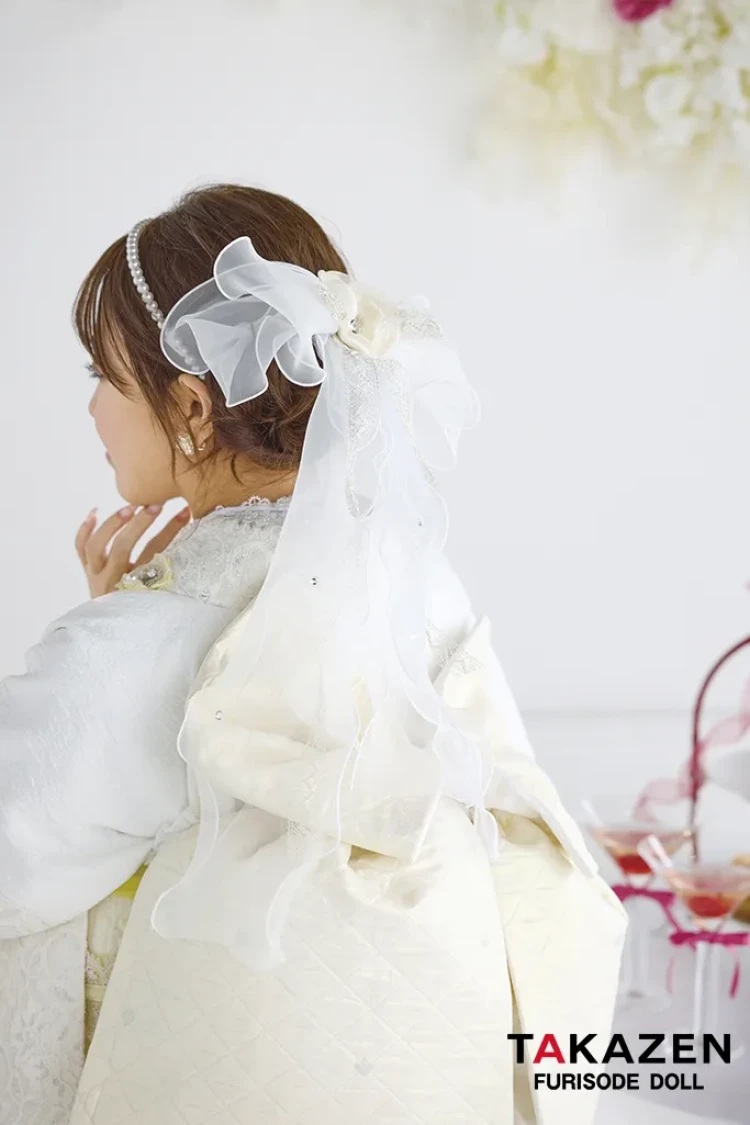 TAKAZENのレンタル振袖 最新作ヘップバーン ミニョン 白/イエロー 立体花/レース キラキラ かわいい フレンチガーリー ビジュー付き エレガント レースインナーコーデ 香音【通販可】27007