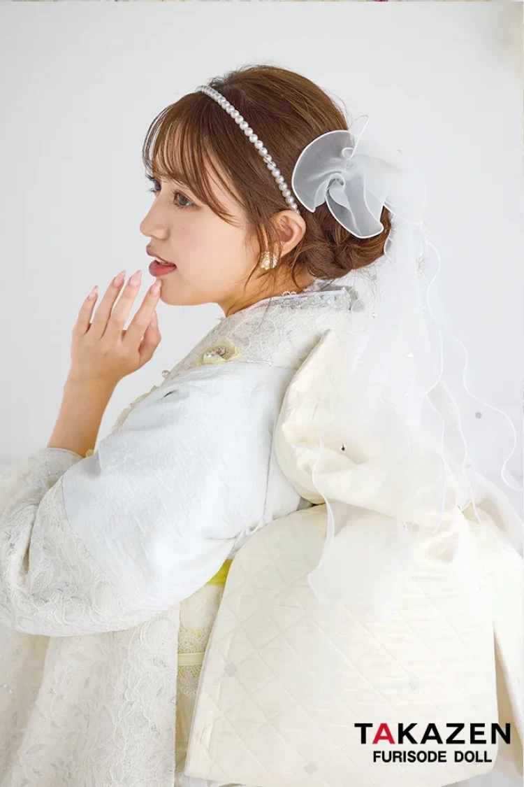 TAKAZENのレンタル振袖 最新作ヘップバーン ミニョン 白/イエロー 立体花/レース キラキラ かわいい フレンチガーリー ビジュー付き エレガント レースインナーコーデ 香音【通販可】27007