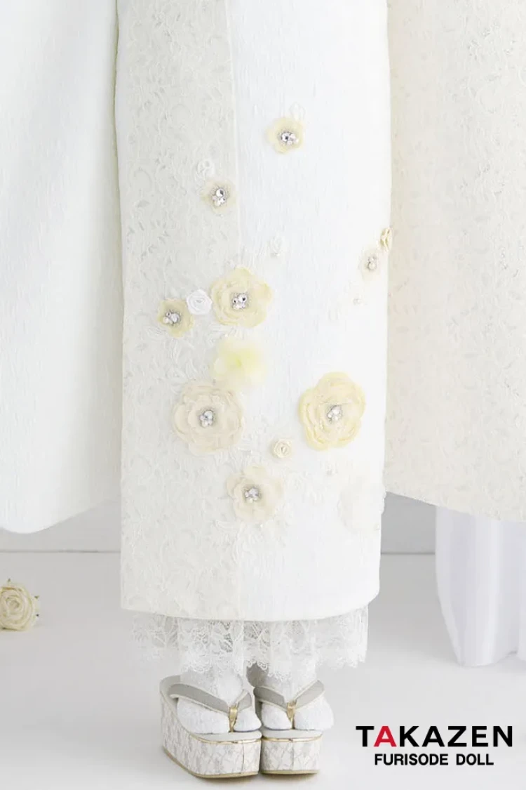 TAKAZENのレンタル振袖 最新作ヘップバーン ミニョン 白/イエロー 立体花/レース キラキラ かわいい フレンチガーリー ビジュー付き エレガント レースインナーコーデ 香音【通販可】27007