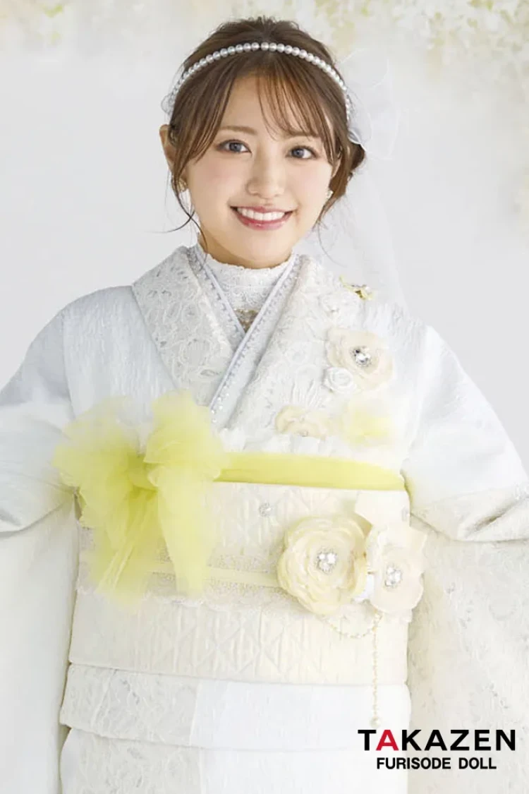 TAKAZENのレンタル振袖 最新作ヘップバーン ミニョン 白/イエロー 立体花/レース キラキラ かわいい フレンチガーリー ビジュー付き エレガント レースインナーコーデ 香音【通販可】27007