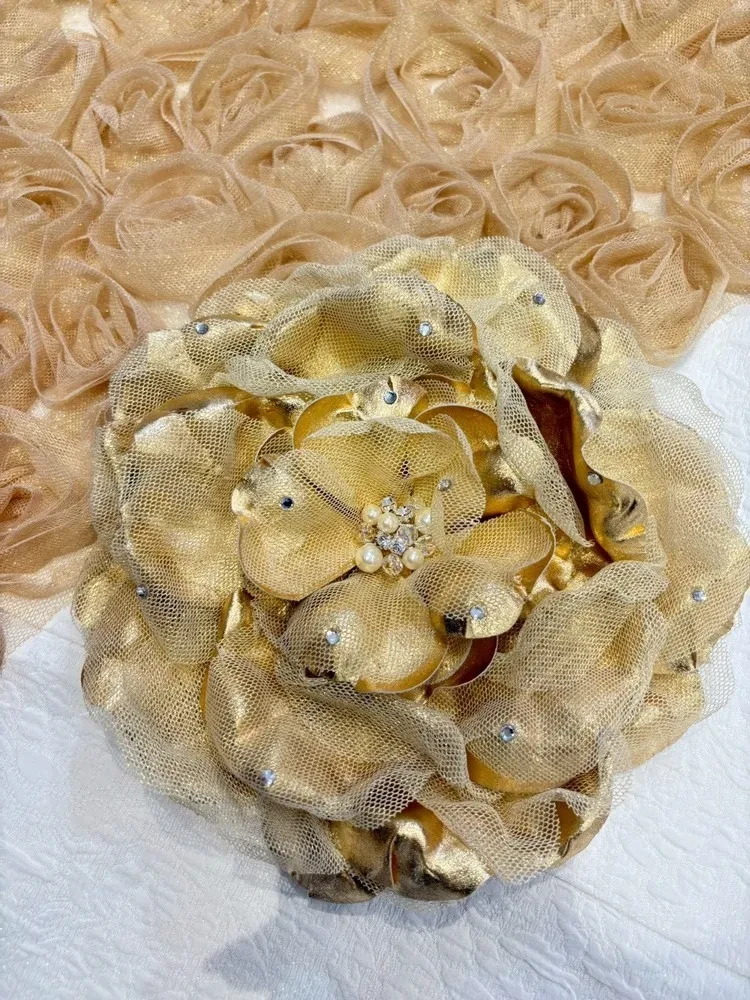 TAKAZENのレンタル振袖 最新作ヘップバーンローズ 白金/ゴールド 薔薇 立体花 最先端 エレガント きれいめ レースインナー ゴージャス 周防ジゼル【通販可】27008