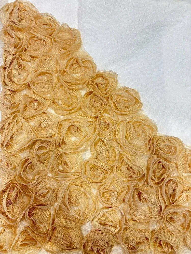 TAKAZENのレンタル振袖 最新作ヘップバーンローズ 白金/ゴールド 薔薇 立体花 最先端 エレガント きれいめ レースインナー ゴージャス 周防ジゼル【通販可】27008