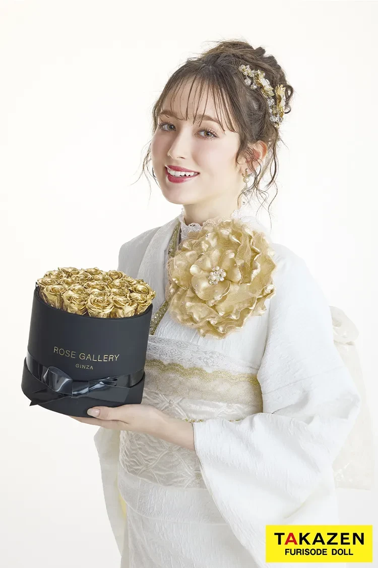 TAKAZENのレンタル振袖 最新作ヘップバーンローズ　白金/ゴールド　薔薇　立体花　最先端　エレガント　きれいめ　レースインナー　ゴージャス　周防ジゼル【通販可】27008
