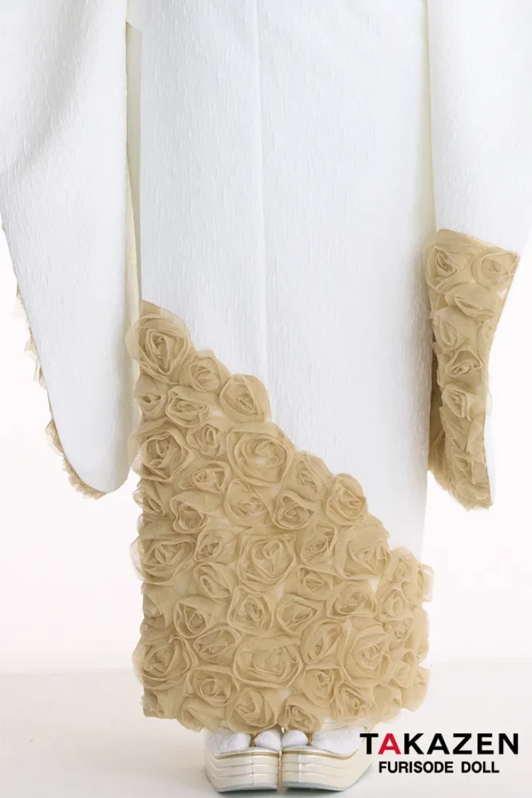 TAKAZENのレンタル振袖 最新作ヘップバーンローズ　白金/ゴールド　薔薇　立体花　最先端　エレガント　きれいめ　レースインナー　ゴージャス　周防ジゼル【通販可】27008