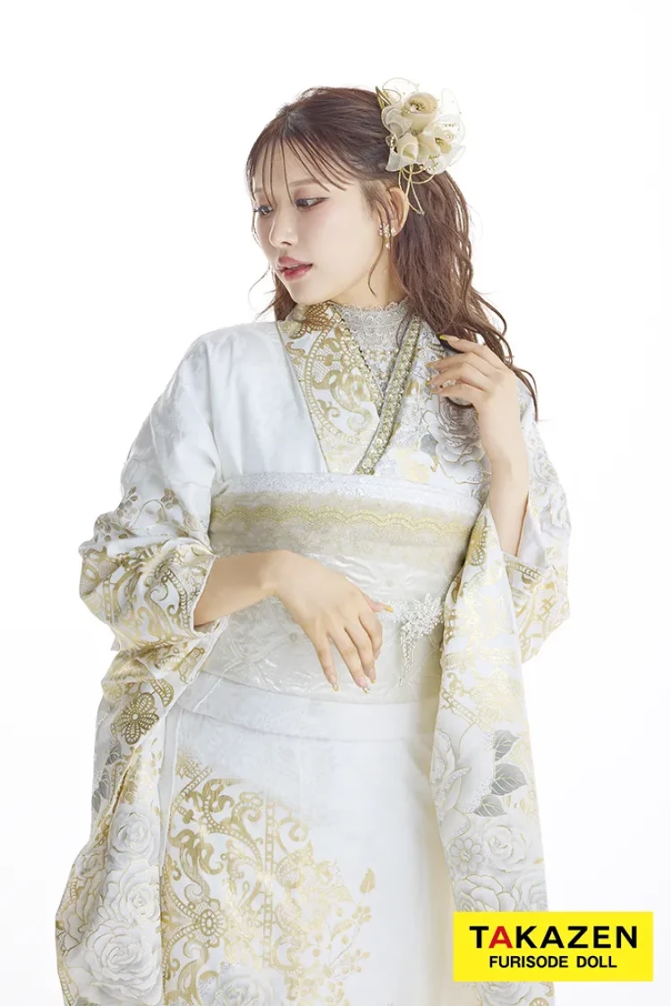 TAKAZENのレンタル振袖 最新作ヘップバーンローズ 白金/ゴールド バラ柄 キラキラスワロフスキー エレガント きれいめ レースインナー ゴージャス 伊藤桃々【通販可】27009