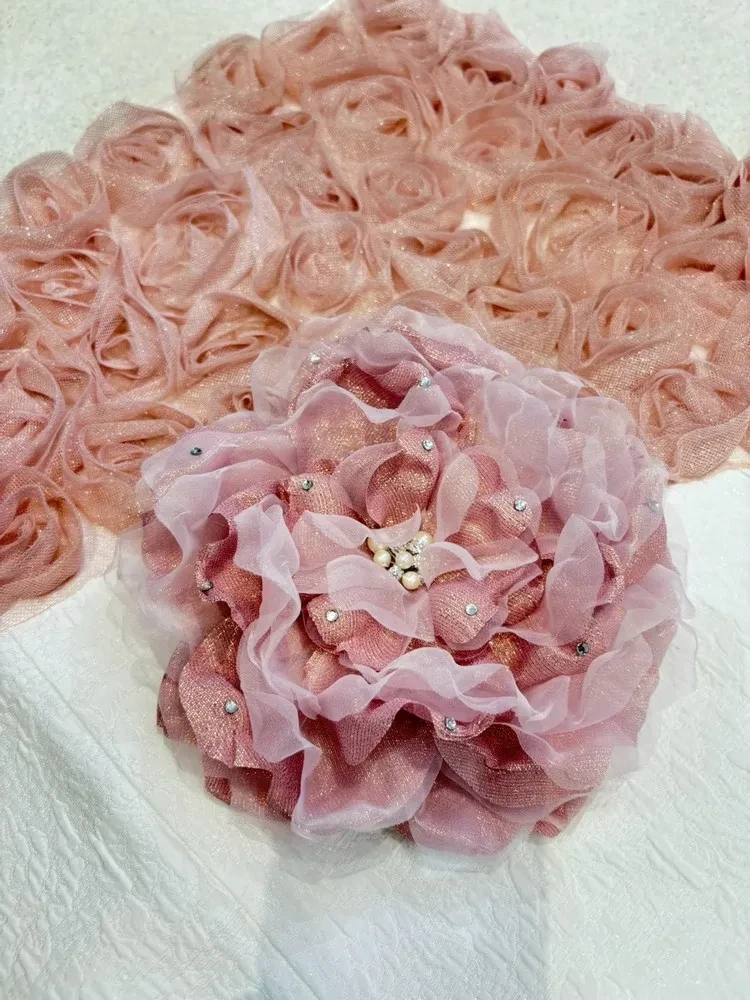 TAKAZENのレンタル振袖 最新作ヘップバーンローズ　白ピンク　薔薇　立体花　エレガント　一番かわいい　レースインナー　洋風　ドレッシー　伊藤桃々【通販可】27010