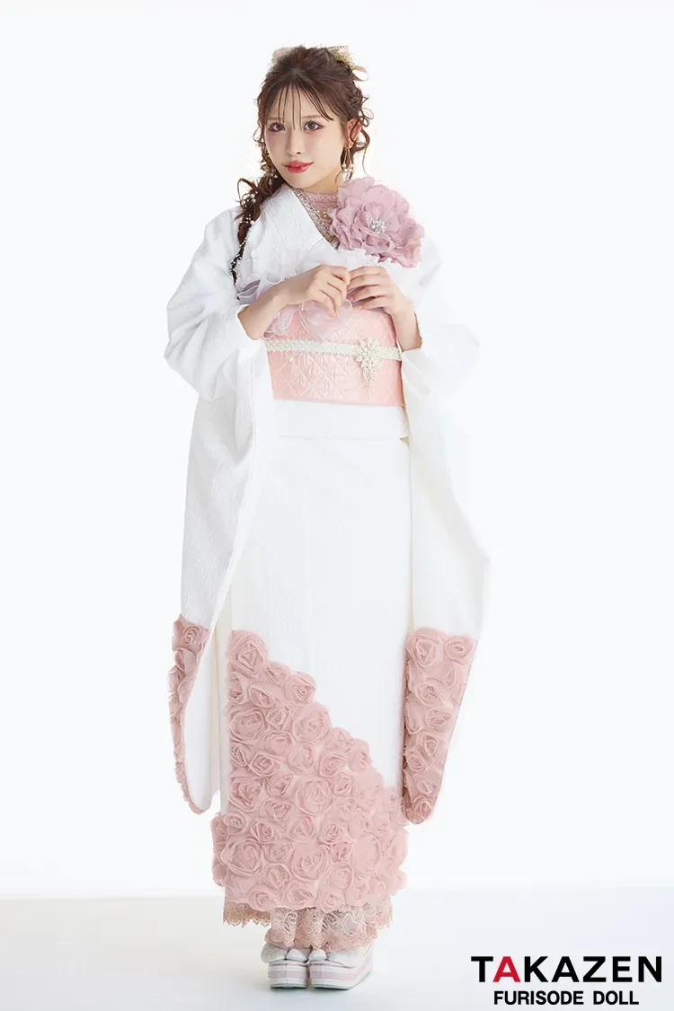TAKAZENのレンタル振袖 最新作ヘップバーンローズ　白ピンク　薔薇　立体花　エレガント　一番かわいい　レースインナー　洋風　ドレッシー　伊藤桃々【通販可】27010