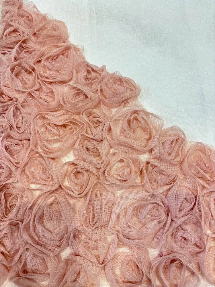 TAKAZENのレンタル振袖 最新作ヘップバーンローズ　白ピンク　薔薇　立体花　エレガント　一番かわいい　レースインナー　洋風　ドレッシー　伊藤桃々【通販可】27010