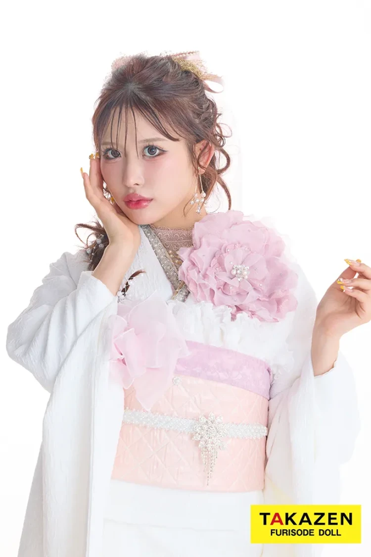TAKAZENのレンタル振袖 最新作ヘップバーンローズ 白ピンク 薔薇 立体花 エレガント 一番かわいい レースインナー 洋風 ドレッシー 伊藤桃々【通販可】27010