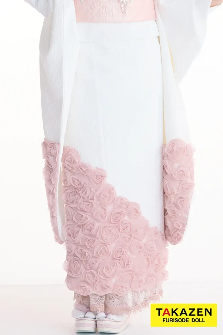 TAKAZENのレンタル振袖 最新作ヘップバーンローズ 白ピンク 薔薇 立体花 エレガント 一番かわいい レースインナー 洋風 ドレッシー 伊藤桃々【通販可】27010