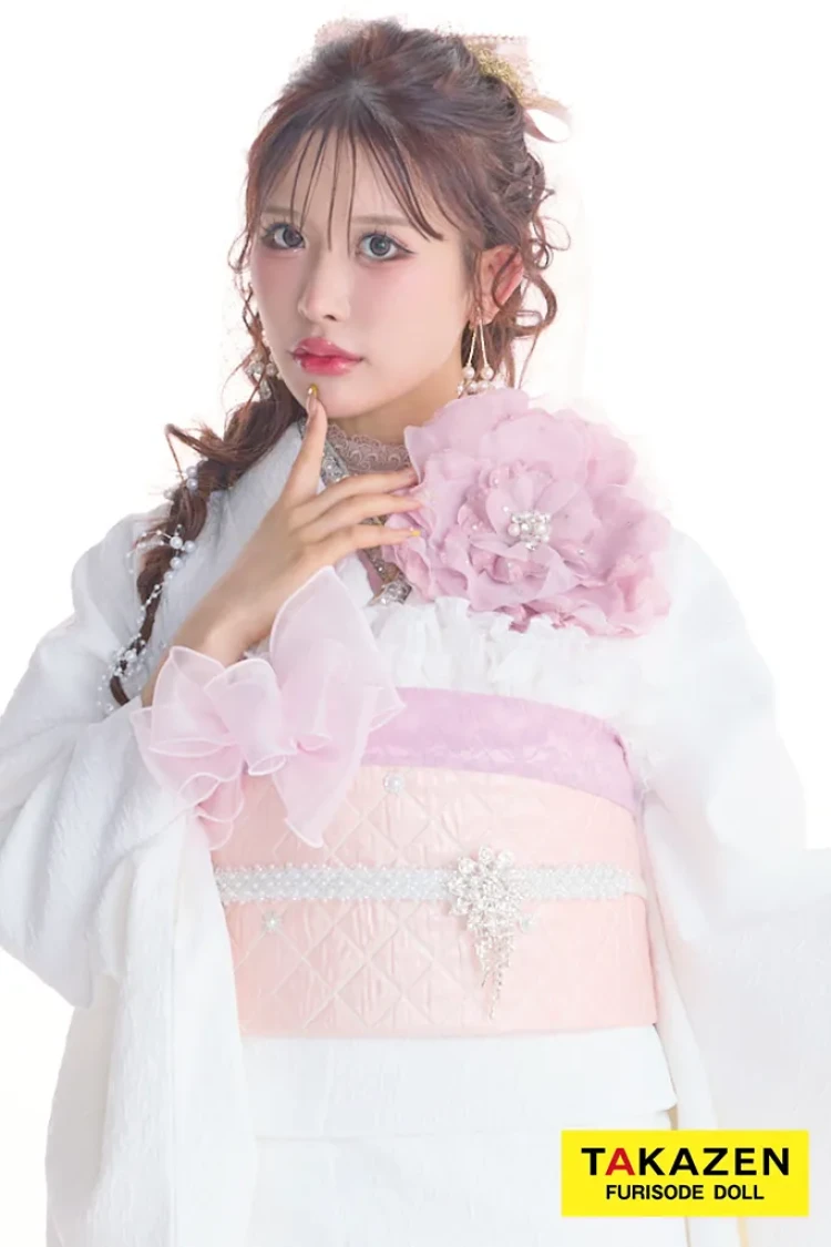 TAKAZENのレンタル振袖 最新作ヘップバーンローズ 白ピンク 薔薇 立体花 エレガント 一番かわいい レースインナー 洋風 ドレッシー 伊藤桃々【通販可】27010