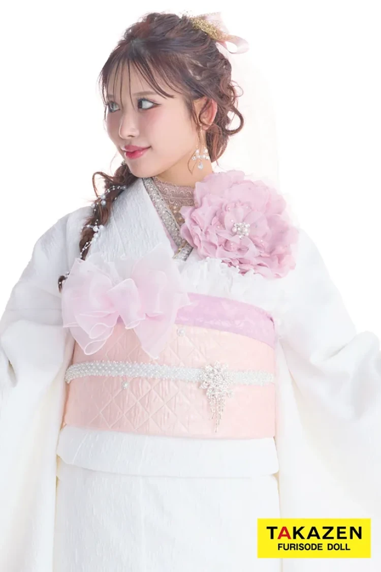 TAKAZENのレンタル振袖 最新作ヘップバーンローズ 白ピンク 薔薇 立体花 エレガント 一番かわいい レースインナー 洋風 ドレッシー 伊藤桃々【通販可】27010