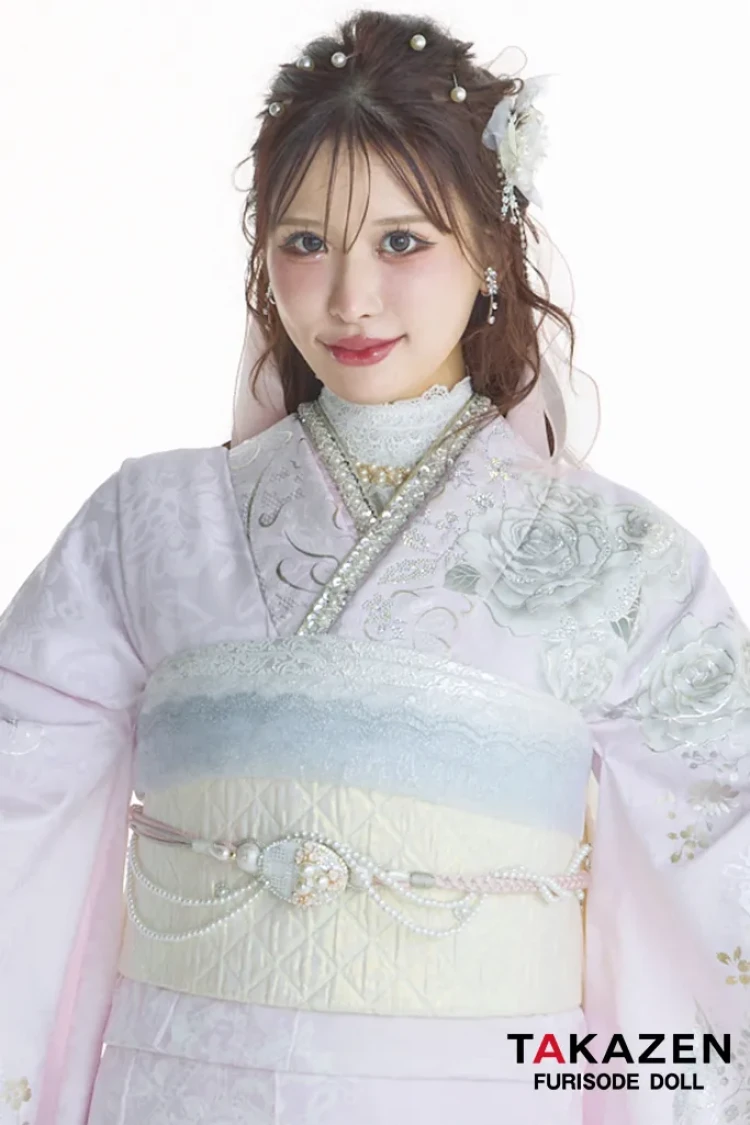 TAKAZENのレンタル振袖 最新作ヘップバーンローズ ピンク バラ柄 エレガント 一番かわいい レースインナー 洋風 ドレッシー キラキラスワロフスキー 伊藤桃々【通販可】27011