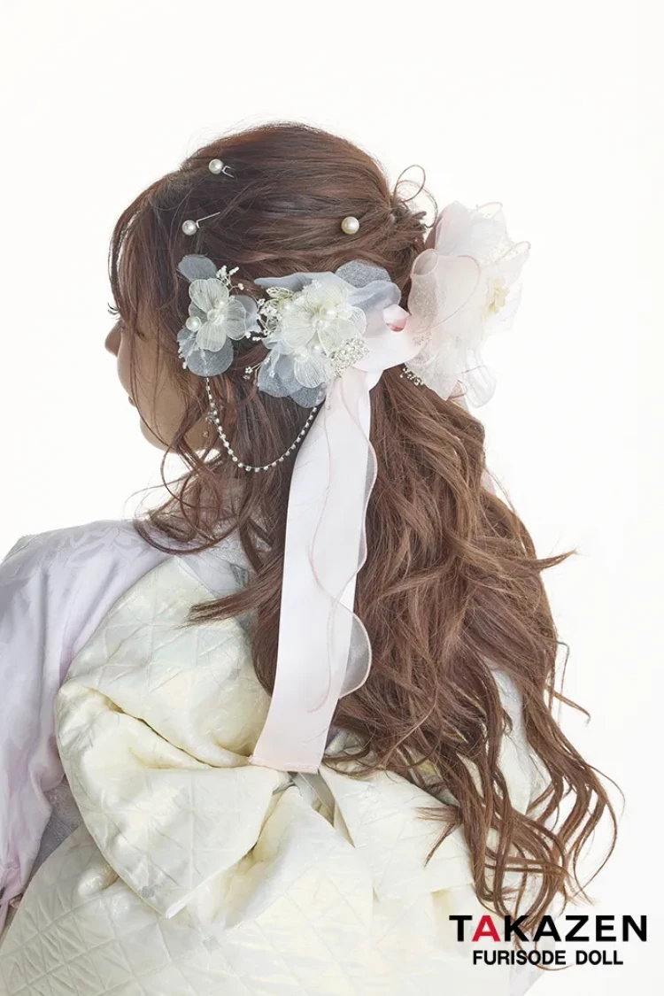 TAKAZENのレンタル振袖 最新作ヘップバーンローズ ピンク バラ柄 エレガント 一番かわいい レースインナー 洋風 ドレッシー キラキラスワロフスキー 伊藤桃々【通販可】27011