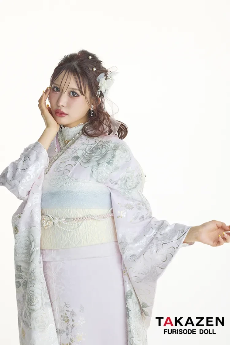 TAKAZENのレンタル振袖 最新作ヘップバーンローズ ピンク バラ柄 エレガント 一番かわいい レースインナー 洋風 ドレッシー キラキラスワロフスキー 伊藤桃々【通販可】27011