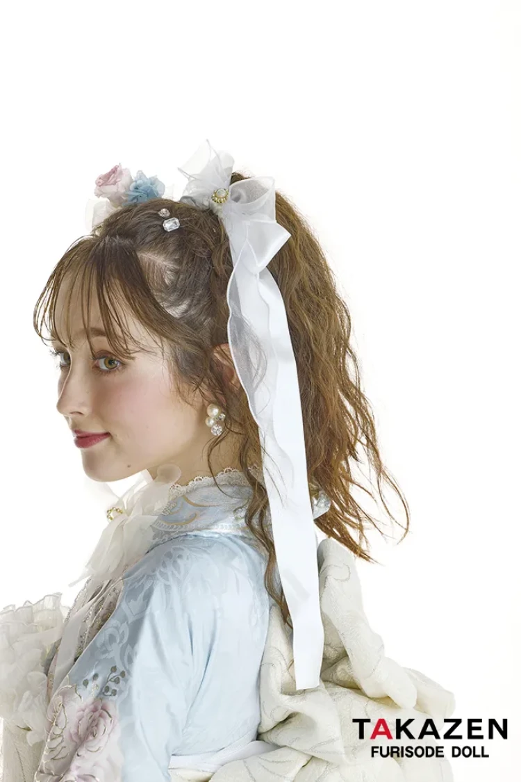 TAKAZENのレンタル振袖 最新作ヘップバーンローズ　水色/ピンク　バラ柄　一番かわいい　きれいめ　レースインナー　洋風　ガーリー　透明感　キラキラスワロフスキー　周防ジゼル【通販可】27012