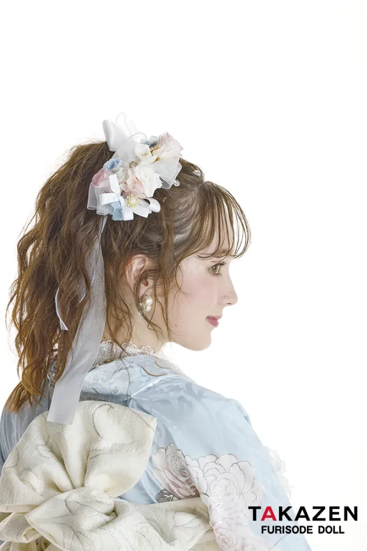 TAKAZENのレンタル振袖 最新作ヘップバーンローズ　水色/ピンク　バラ柄　一番かわいい　きれいめ　レースインナー　洋風　ガーリー　透明感　キラキラスワロフスキー　周防ジゼル【通販可】27012