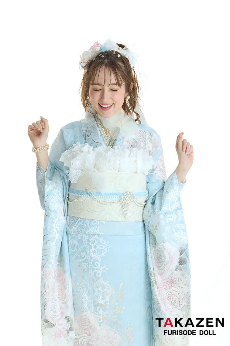 TAKAZENのレンタル振袖 最新作ヘップバーンローズ　水色/ピンク　バラ柄　一番かわいい　きれいめ　レースインナー　洋風　ガーリー　透明感　キラキラスワロフスキー　周防ジゼル【通販可】27012