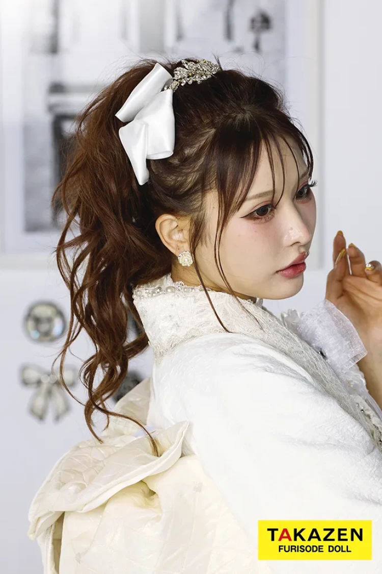 TAKAZENのレンタル振袖 最新作ヘップバーンシュシュ 白/オールホワイトコーデ お花付き ジャガード生地/レース 一番かわいい ワンホンスタイル レースインナー キラキラ 伊藤桃々【通販可】27015