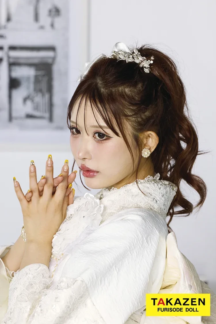 TAKAZENのレンタル振袖 最新作ヘップバーンシュシュ 白/オールホワイトコーデ お花付き ジャガード生地/レース 一番かわいい ワンホンスタイル レースインナー キラキラ 伊藤桃々【通販可】27015