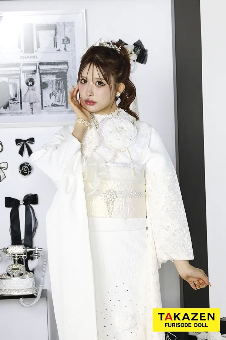 TAKAZENのレンタル振袖 最新作ヘップバーンシュシュ 白/オールホワイトコーデ お花付き ジャガード生地/レース 一番かわいい ワンホンスタイル レースインナー キラキラ 伊藤桃々【通販可】27015