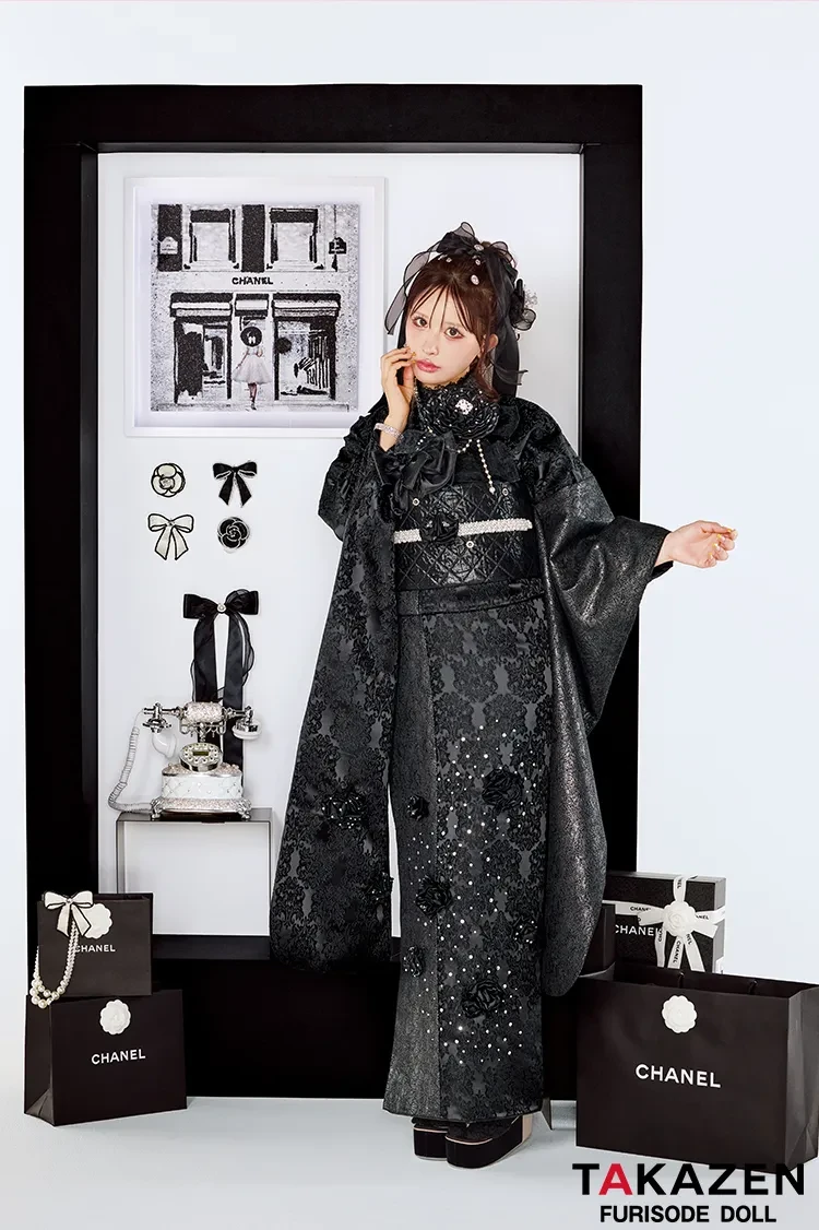 TAKAZENのレンタル振袖 最新作ヘップバーンシュシュ 黒/オールブラックコーデ お花付き ジャガード生地/レース ワンホンスタイル ゴージャス レースインナー キラキラ 伊藤桃々【通販可】27016