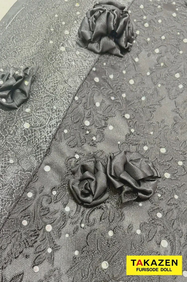 TAKAZENのレンタル振袖 最新作ヘップバーンシュシュ 黒/オールブラックコーデ お花付き ジャガード生地/レース ワンホンスタイル ゴージャス レースインナー キラキラ 伊藤桃々【通販可】27016