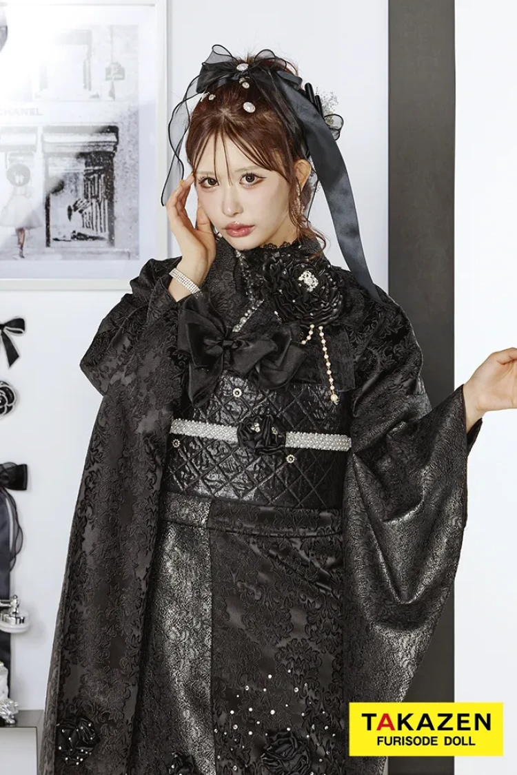 TAKAZENのレンタル振袖 最新作ヘップバーンシュシュ 黒/オールブラックコーデ お花付き ジャガード生地/レース ワンホンスタイル ゴージャス レースインナー キラキラ 伊藤桃々【通販可】27016