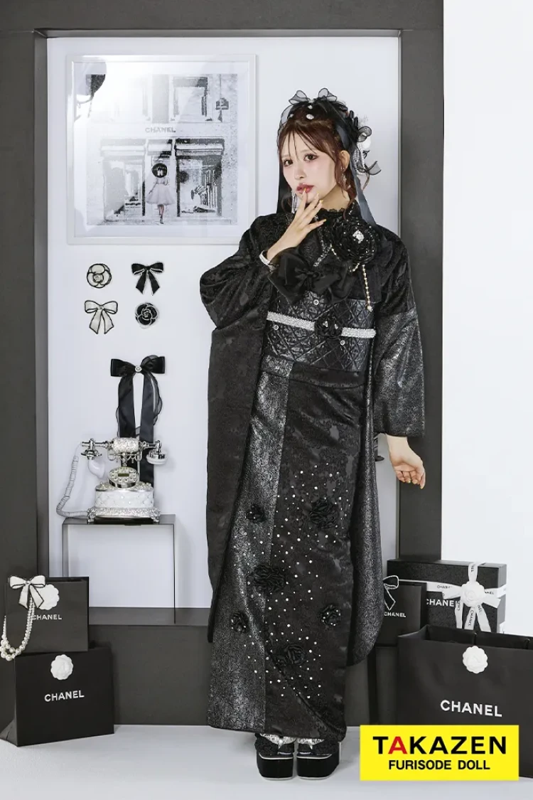 TAKAZENのレンタル振袖 最新作ヘップバーンシュシュ 黒/オールブラックコーデ お花付き ジャガード生地/レース ワンホンスタイル ゴージャス レースインナー キラキラ 伊藤桃々【通販可】27016