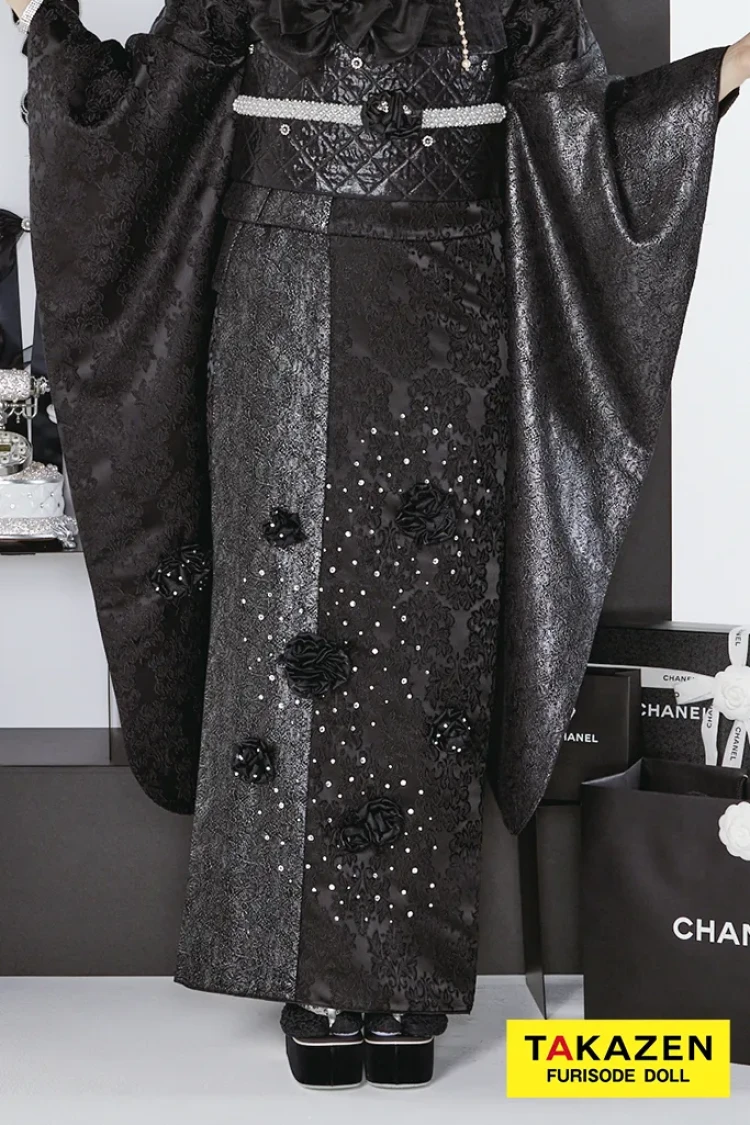 TAKAZENのレンタル振袖 最新作ヘップバーンシュシュ 黒/オールブラックコーデ お花付き ジャガード生地/レース ワンホンスタイル ゴージャス レースインナー キラキラ 伊藤桃々【通販可】27016
