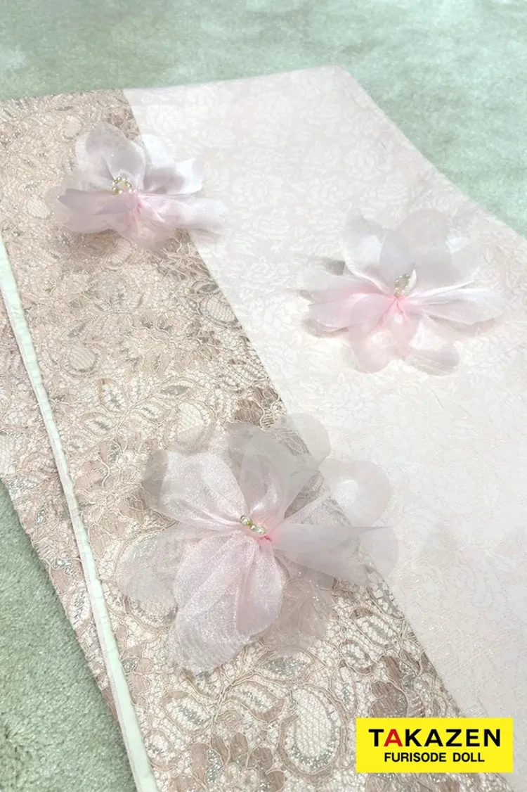 TAKAZENのレンタル振袖 最新作ヘップバーンシュシュ　ピンク　シフォンフラワー　ジャガード生地/レース　ワンホンスタイル　かわいい　レースインナー　人と被らない　周防ジゼル【通販可】27017