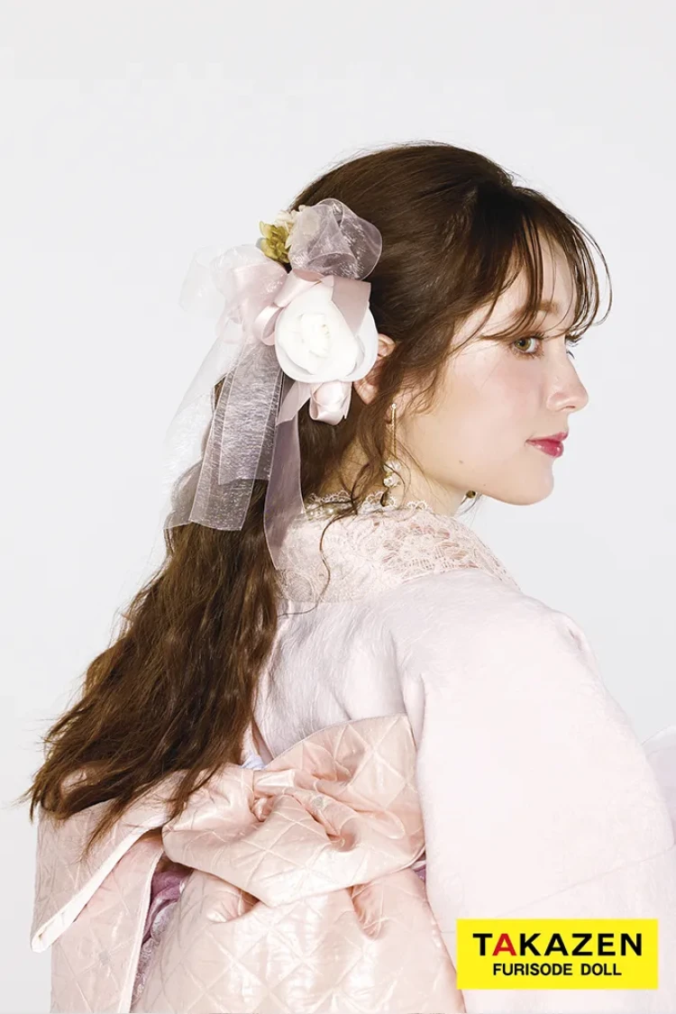 TAKAZENのレンタル振袖 最新作ヘップバーンシュシュ　ピンク　シフォンフラワー　ジャガード生地/レース　ワンホンスタイル　かわいい　レースインナー　人と被らない　周防ジゼル【通販可】27017