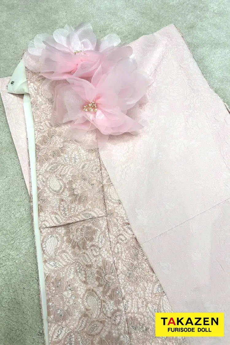 TAKAZENのレンタル振袖 最新作ヘップバーンシュシュ　ピンク　シフォンフラワー　ジャガード生地/レース　ワンホンスタイル　かわいい　レースインナー　人と被らない　周防ジゼル【通販可】27017