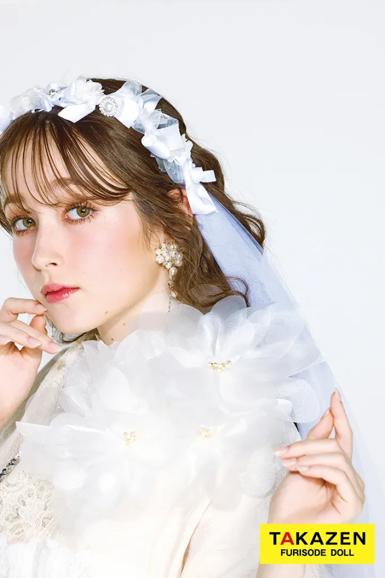 TAKAZENのレンタル振袖 最新作ヘップバーンシュシュ　白/オールホワイトコーデ　シフォンフラワー　ジャガード生地/レース　ワンホンスタイル　おしゃれな振袖　レースインナー　人と被らない　周防ジゼル【通販可】27018