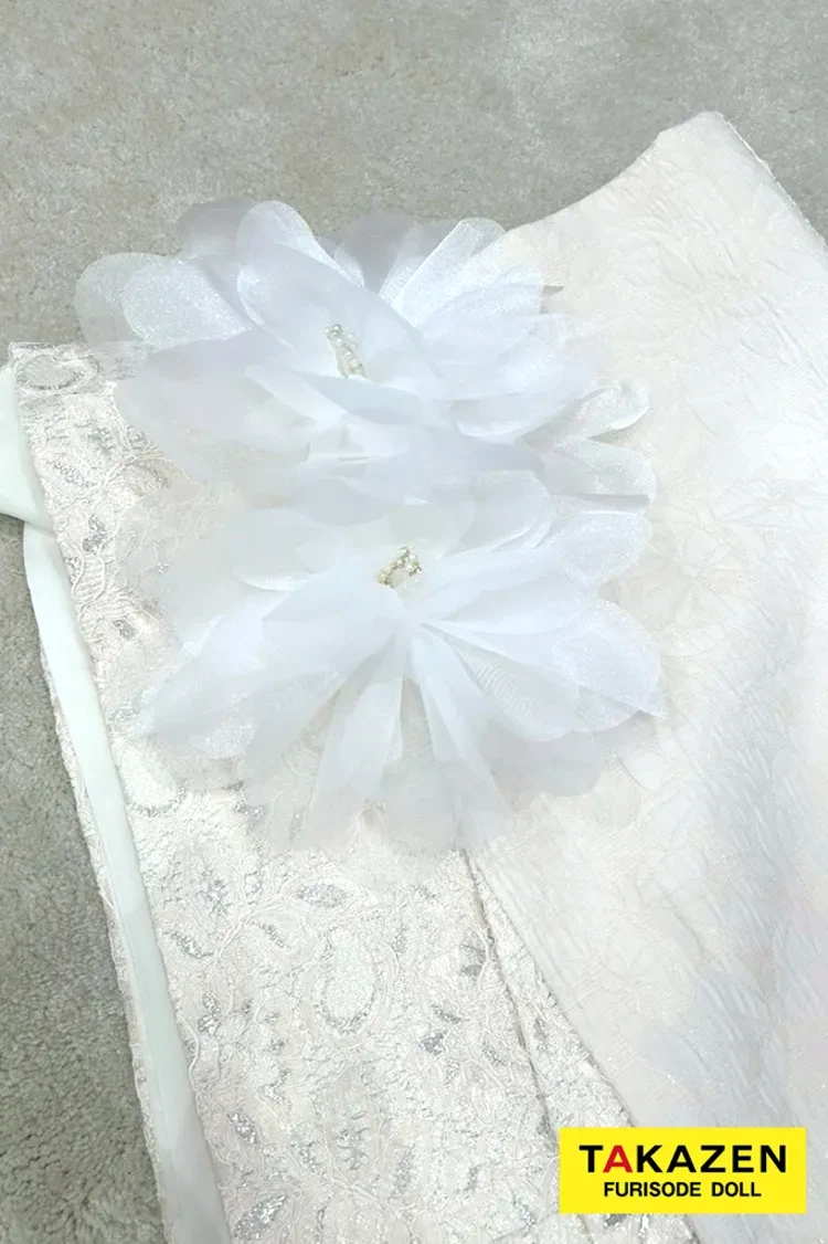 TAKAZENのレンタル振袖 最新作ヘップバーンシュシュ　白/オールホワイトコーデ　シフォンフラワー　ジャガード生地/レース　ワンホンスタイル　おしゃれな振袖　レースインナー　人と被らない　周防ジゼル【通販可】27018