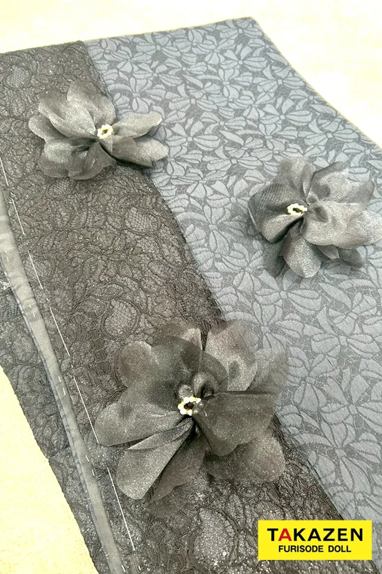 TAKAZENのレンタル振袖 最新作ヘップバーンシュシュ　黒/オールブラックコーデ　シフォンフラワー　ジャガード生地/レース　ワンホンスタイル　わがまま　レースインナー　誰とも被らない　伊藤桃々【通販可】27019