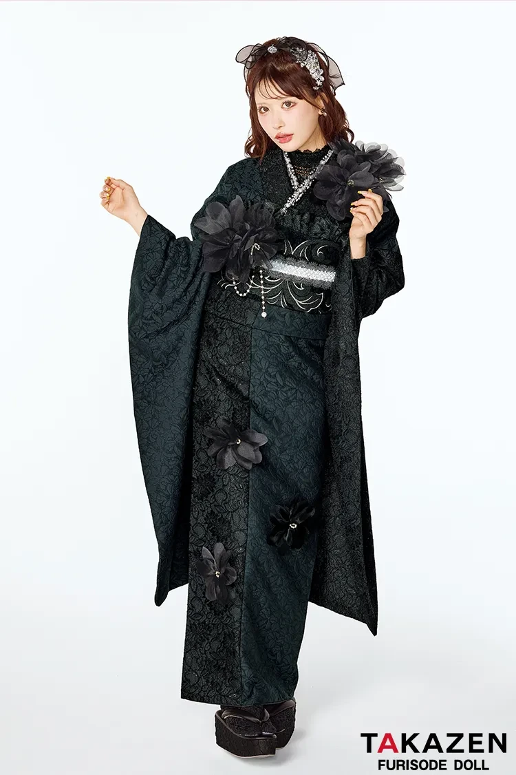 TAKAZENのレンタル振袖 最新作ヘップバーンシュシュ　黒/オールブラックコーデ　シフォンフラワー　ジャガード生地/レース　ワンホンスタイル　わがまま　レースインナー　誰とも被らない　伊藤桃々【通販可】27019