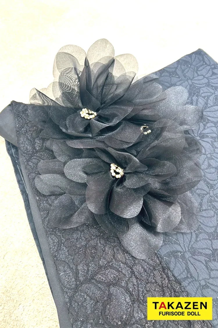 TAKAZENのレンタル振袖 最新作ヘップバーンシュシュ　黒/オールブラックコーデ　シフォンフラワー　ジャガード生地/レース　ワンホンスタイル　わがまま　レースインナー　誰とも被らない　伊藤桃々【通販可】27019