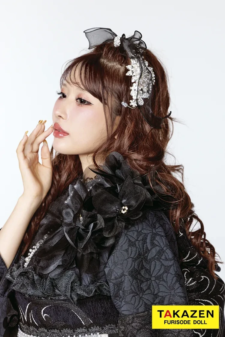 TAKAZENのレンタル振袖 最新作ヘップバーンシュシュ　黒/オールブラックコーデ　シフォンフラワー　ジャガード生地/レース　ワンホンスタイル　わがまま　レースインナー　誰とも被らない　伊藤桃々【通販可】27019