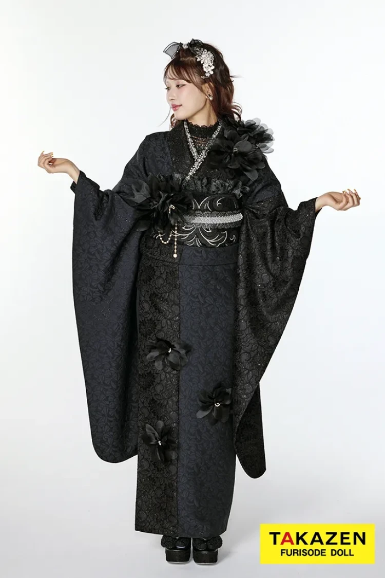 TAKAZENのレンタル振袖 最新作ヘップバーンシュシュ　黒/オールブラックコーデ　シフォンフラワー　ジャガード生地/レース　ワンホンスタイル　わがまま　レースインナー　誰とも被らない　伊藤桃々【通販可】27019
