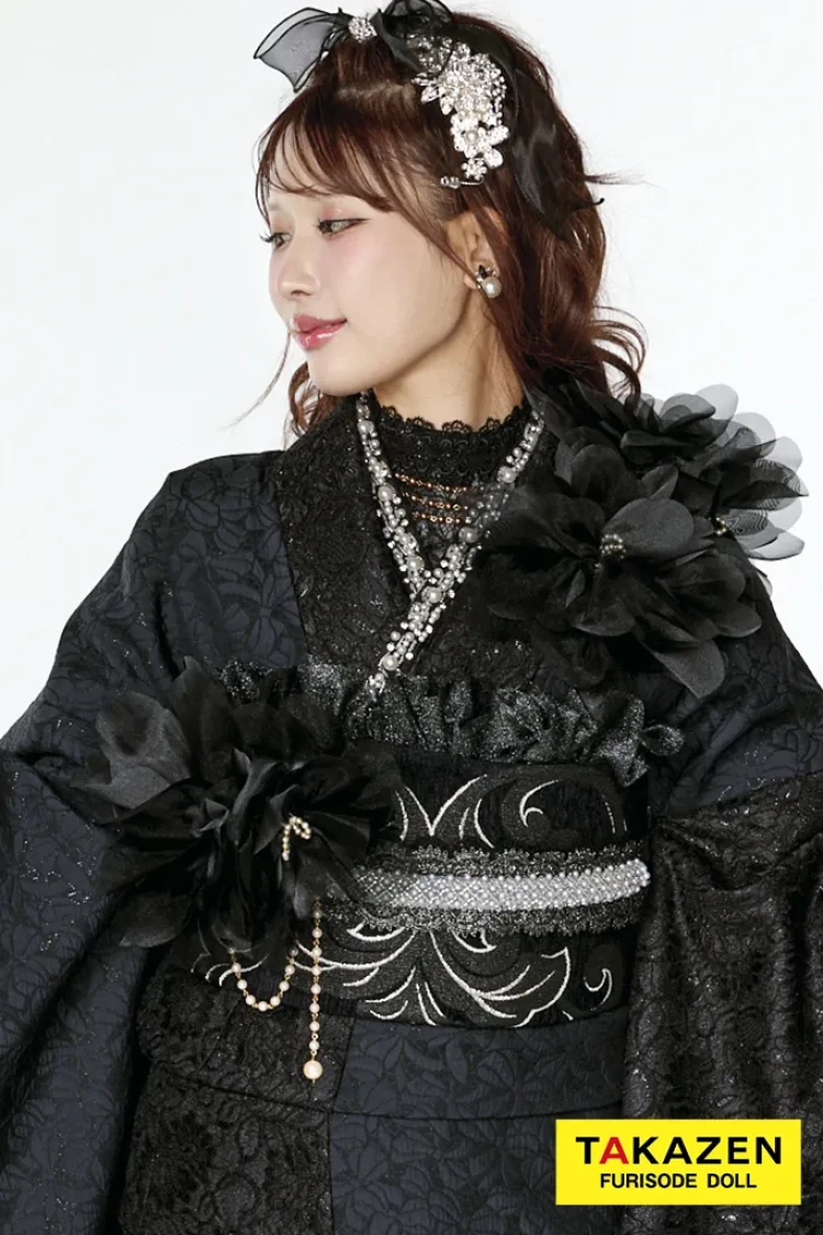 TAKAZENのレンタル振袖 最新作ヘップバーンシュシュ　黒/オールブラックコーデ　シフォンフラワー　ジャガード生地/レース　ワンホンスタイル　わがまま　レースインナー　誰とも被らない　伊藤桃々【通販可】27019