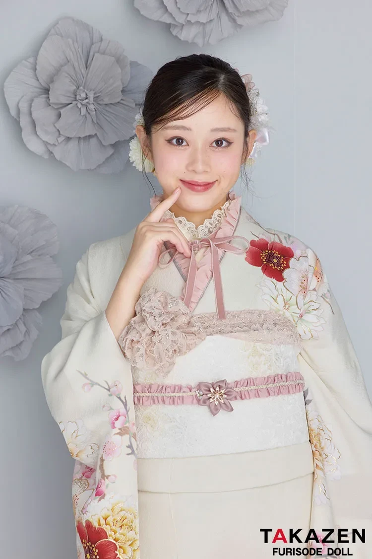 TAKAZENのレンタル振袖 最新作くすみカラー　東京レトロブランド振袖　クリーム　桜柄　かわいい　ふんわり　今どき　流行　佐藤不二子【通販可】27054　　