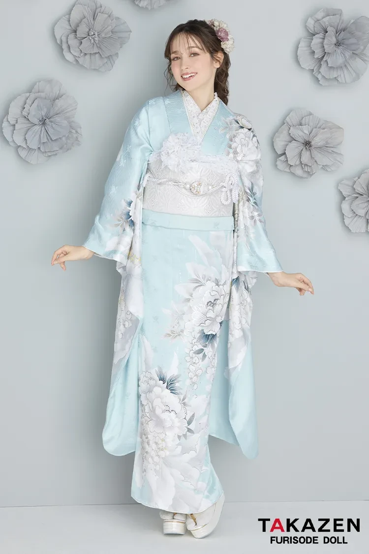 TAKAZENのレンタル振袖 最新作くすみカラーエレガント 水色/アイスブルー 牡丹柄 爽やか はかなげ 統一感のある着こなし トレンド振袖 周防ジゼル【通販可】27056