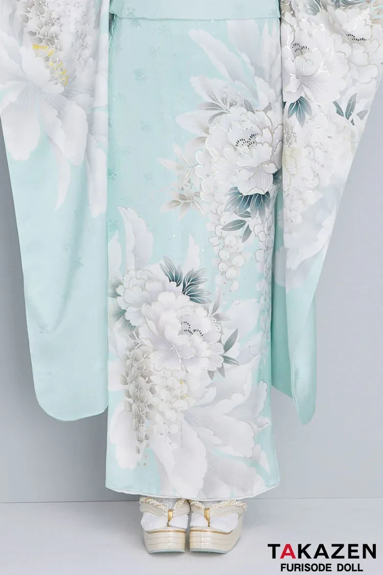 TAKAZENのレンタル振袖 最新作くすみカラーエレガント 水色/アイスブルー 牡丹柄 爽やか はかなげ 統一感のある着こなし トレンド振袖 周防ジゼル【通販可】27056