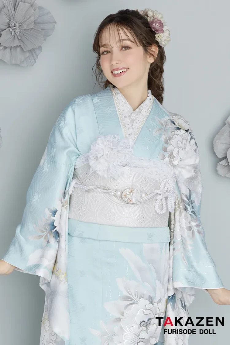 TAKAZENのレンタル振袖 最新作くすみカラーエレガント 水色/アイスブルー 牡丹柄 爽やか はかなげ 統一感のある着こなし トレンド振袖 周防ジゼル【通販可】27056